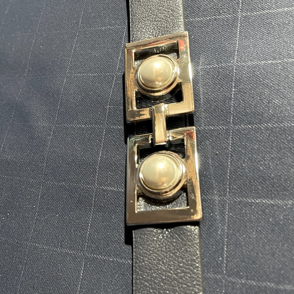 White House Black Market navy elastic-back belt w/ silver-tone pearl buckle sz1x